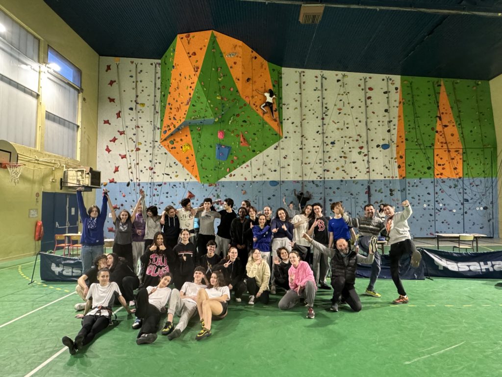 Les compétiteurs au pied du mur d'escalade - lycée Langevin Wallon